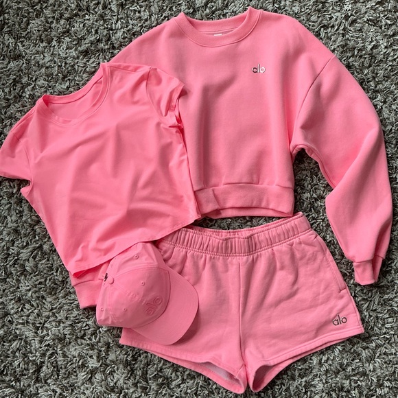 ALO YOGA Ultimate Bundle Set Neon Bubblegum Pink Crop Pullover Shorts Top & Cap - Picture 1 of 9